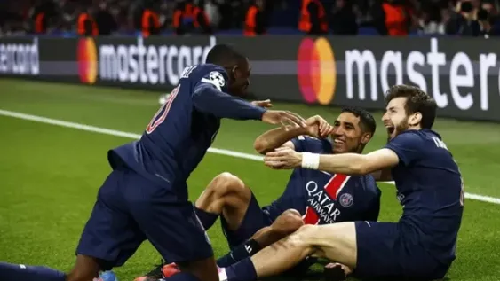 DEMBELÉ FESTEJA su gol con el marroquí Hakimi y el georgiano Kvaratskhelia