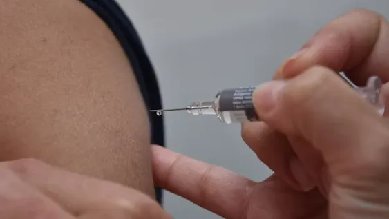 Dicen que preparan todo para vacunar apenas lleguen las dosis, por la urgencia