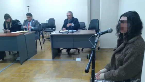 LA SOSPECHOSA  (derecha) pudo volver a su casa porque sólo le impusieron medidas de conducta. Podría zafar de la investigación con una probation porque no tiene condenas previas.