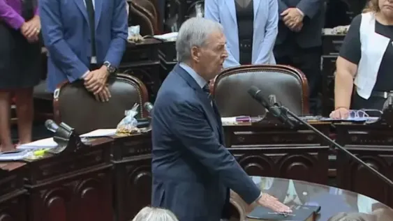 Juan Schiaretti juró como diputado este jueves. El exgobernador de Córdoba se recuperaba de una cirugía cardíaca.