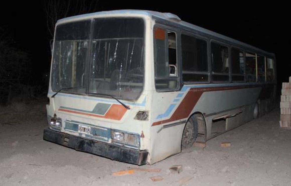 Un hombre grave al quedar aplastado bajo un colectivo