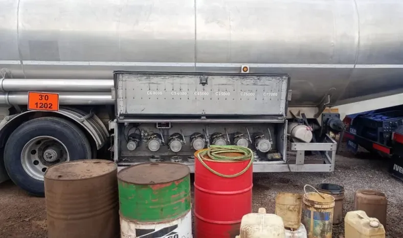 Un camionero se desvió del recorrido y fue sorprendido por su jefe intentando robar combustible en La Chimbera