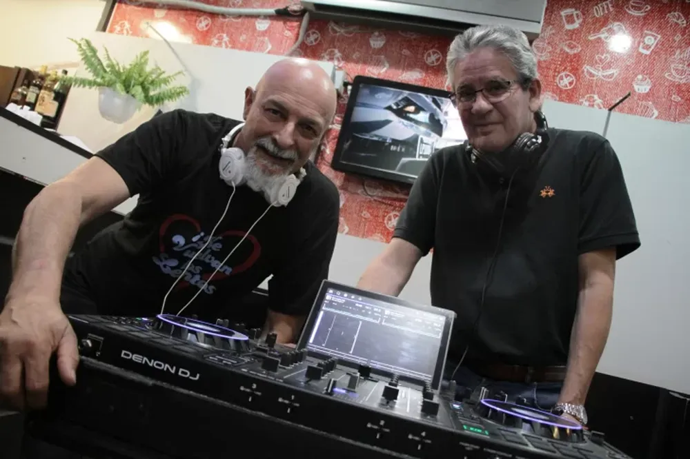 LOS MENTORES. Miguel Ángel Guillén y DJ Morgan, impulsaron desde la Comunidad del Vinilo San Juan, el retorno de los clásicos románticos.