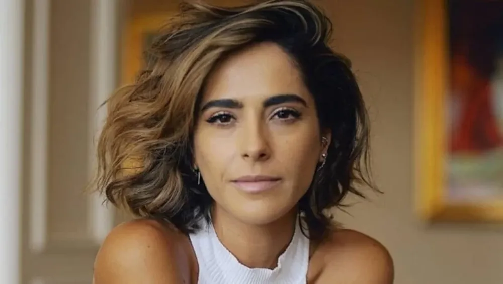 Victoria Vanucci se mostró en bikini entre llamas y chorizos