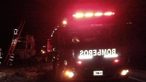 Un hombre de 80 años sufrió un dañino incendio que consumió hasta un viejo Citroën 3CV