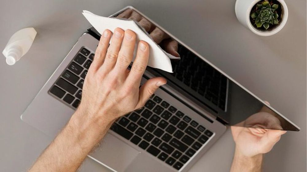 Cómo limpiar la pantalla de la notebook con un truco casero y sin dañarla.