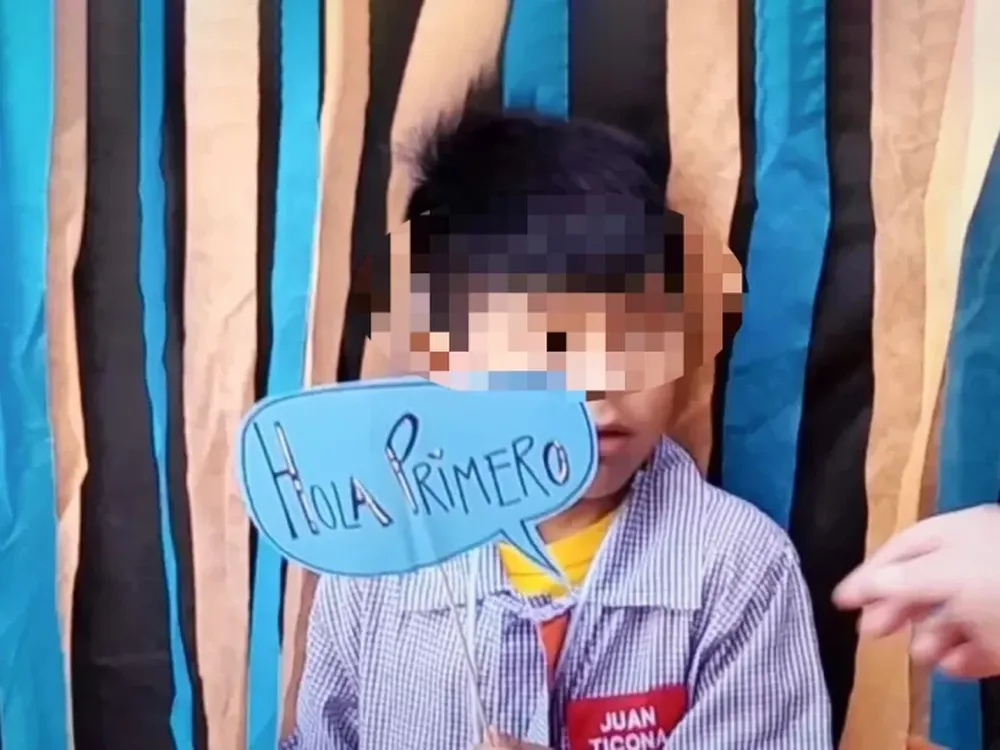 Un nene de seis años se cayó por las escaleras de su colegio, lo mandaron a su casa y murió