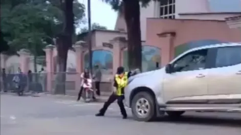 Un conductor en camioneta atropelló y arrastró a un agente de tránsito frente a un colegio