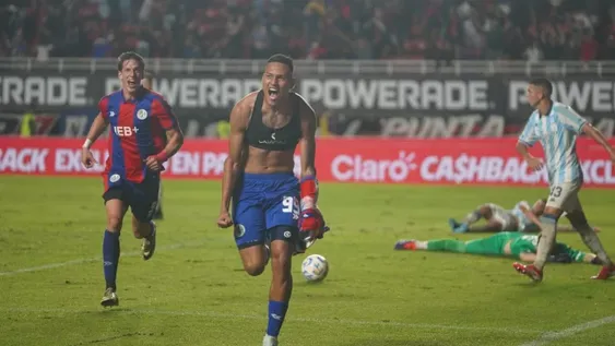 EL COLOMBIANO Peralta, que había ingresado a los 42 del segundo tiempo, tres minutos después le dio el gol de la victoria a un San Lorenzo hambriento de gloria.