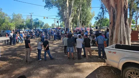 En una zona verde en la ruta 20 y Zapata, los productores se reunieron y hubo críticas a industriales vitícolas, el Estado y otros sectores, en medio de la profunda crisis sectorial.
