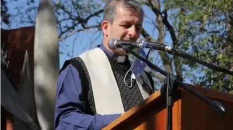 El cura señalado es Sergio Romero