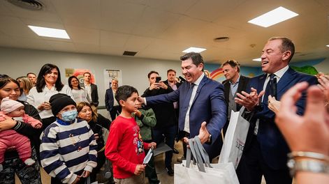 El gobernador compartió un momento con los niños.
