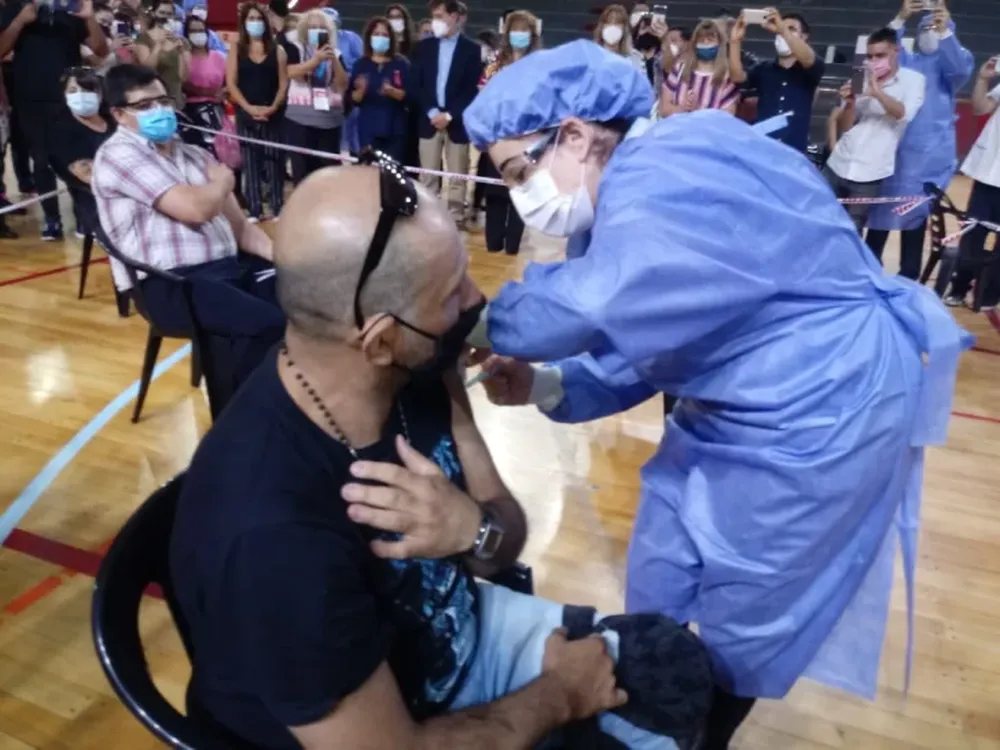 Un terapista que es funcionario, 3 enfermeros y una hisopadora, los 5 que dieron el puntapié inicial a la vacunación