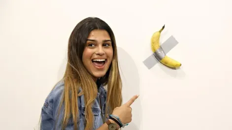 Un artista despegó la banana valuada en 120.000 dólares y se la comió