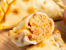 Las empanadas de pollo son una de las variantes más ricas y simples dentro del amplio universo de las empanadas argentinas. Las empanadas de pollo son una de las variantes más ricas y simples dentro del amplio universo de las empanadas argentinas.