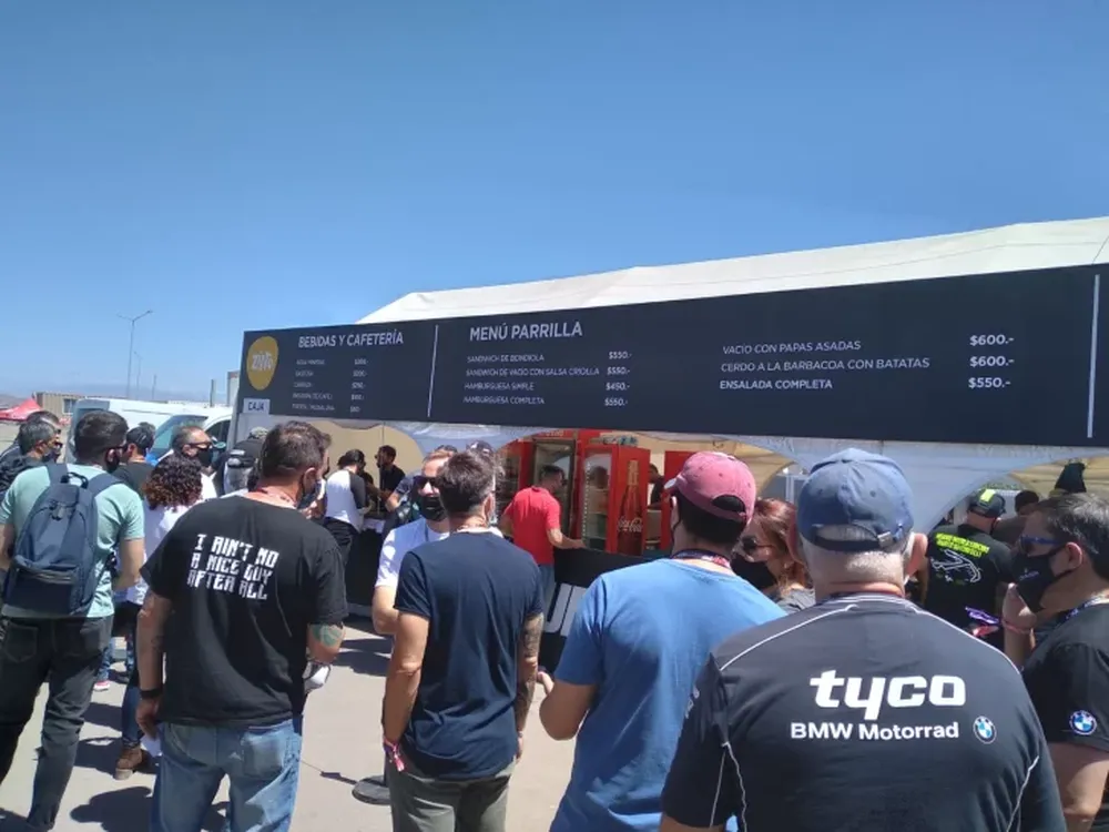 Superbike: el patio de comidas, el lugar elegido para sociabilizar y refugiarse del sol