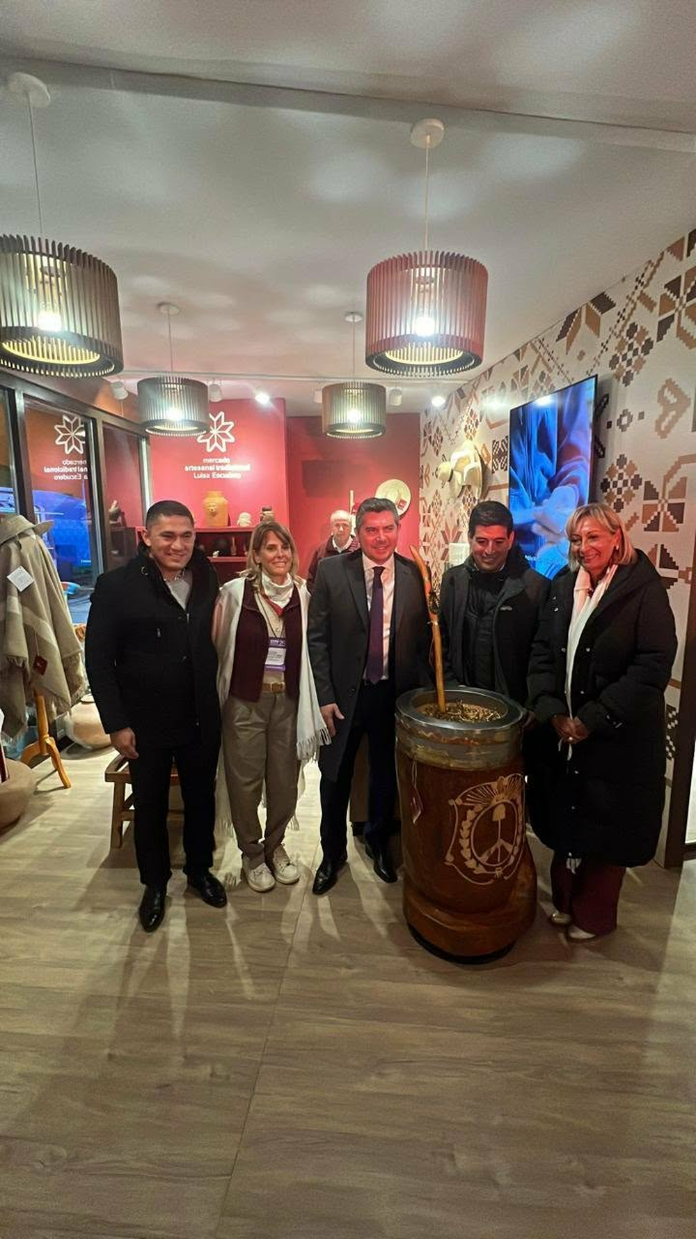 El mate gigante fue presentado en La Rural de Palermo, en presencia de autoridades provinciales encabezadas por el gobernador Marcelo Orrego