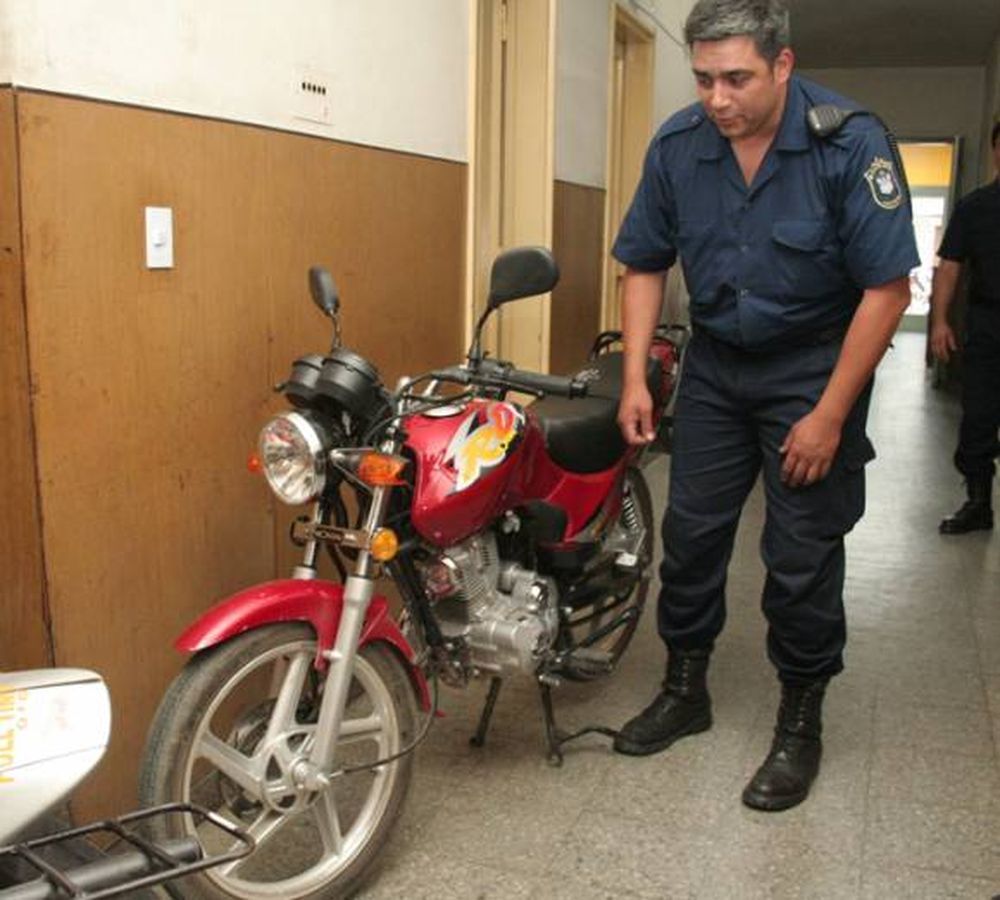 Una chica presa por el robo a un policía