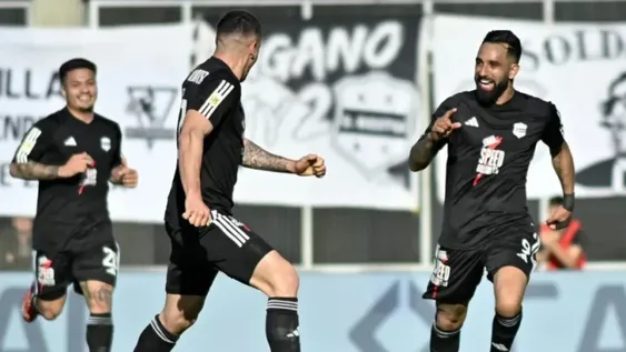 DEMOLEDOR. En su cancha, Riestra no le perdonó nada a Sarmiento y lo hundió un poco más.