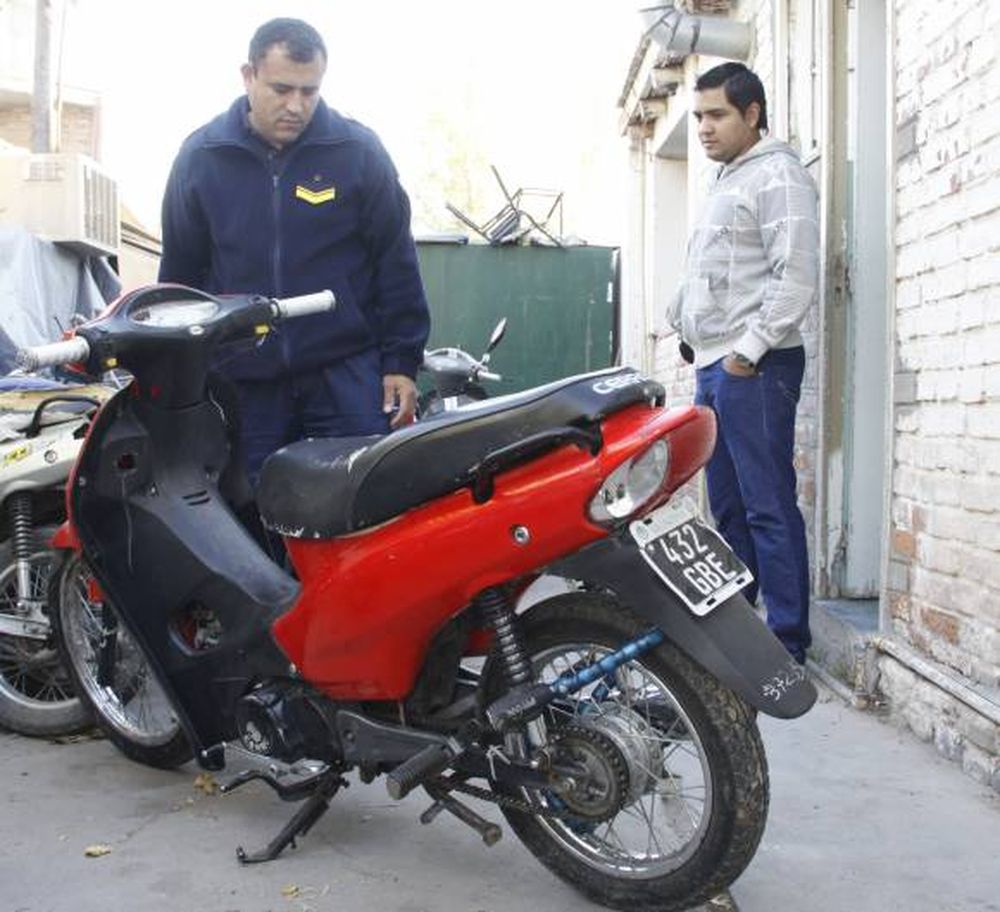 Increíble robo a la rastra de una moto con cadena