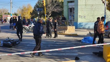 Sin casco, la suerte del joven quedó sellada tras chocar con el Honda Fit (abajo, derecha), que luego chocó a otro auto.