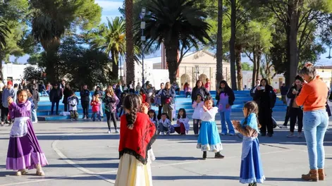 Diario de Cuyo | EN LA PLAZA. Alumnos de la Escuela Normal Fray Justo Santa María de Oro, de Jáchal, ayer bailaron en la plaza departamental para conmemorar el Día de la Patria, luego de repartir escarapelas entre la gente.