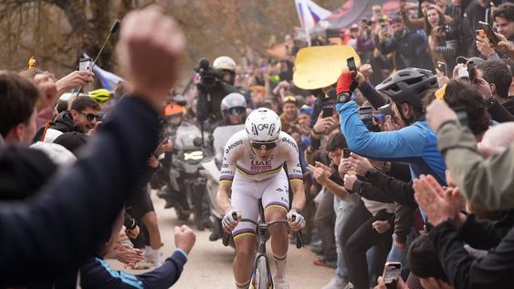 Imponente. Tadej Pogacar le puso su sello a la definición de la clásica Strade Bianche.