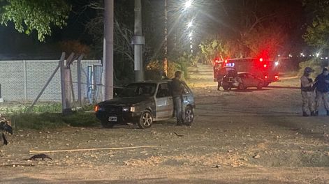 El conductor detenido con alcohol en sangre, en medio del procedimiento por el grave accidente ocurrido minutos previos en la intersección de Paula Albarracín de Sarmiento y Juan José Bustos, en Caucete. Foto gentileza El Bastón.