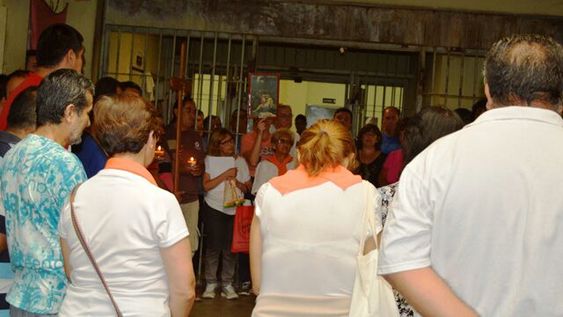 Monseñor Lozano volvió al Penal, recorrió todos los pabellones y encabezó el Vía Crucis