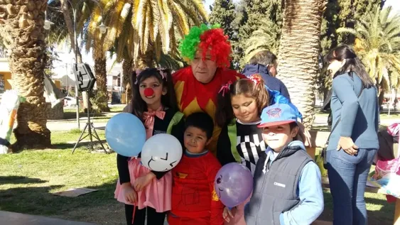 Una familia jachallera lustra zapatos a cambio de juguetes para celebrar el Día del Niño