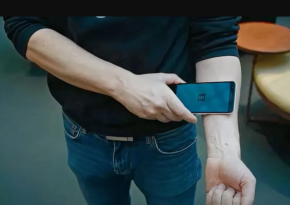 Cómo son los implantes de microchip que te permiten pagar con la mano