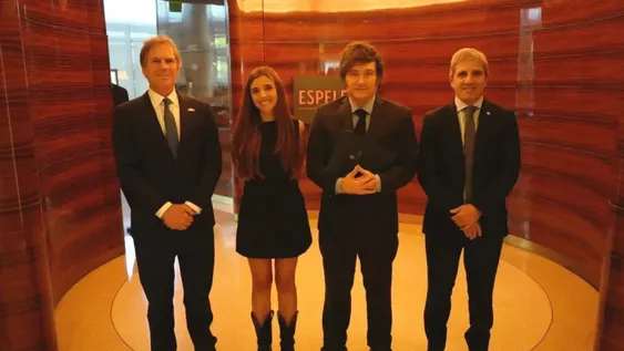 JUNTO A NOEL DE  CASTRO. Ingeniera y aspirante a convertirse en astronauta.