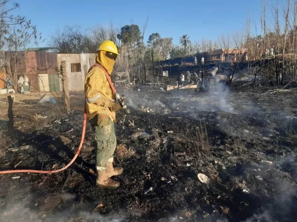 Un vecino de Sarmiento perdió su casa por un incendio