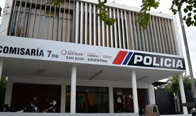 Se robó una jaula con un pájaro, el finquero lo atrapó y lo entregó a la policía