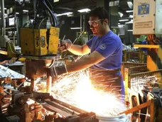 La economía se ve afectada por la baja demanda que golpea la producción de la industria. La economía se ve afectada por la baja demanda que golpea la producción de la industria.