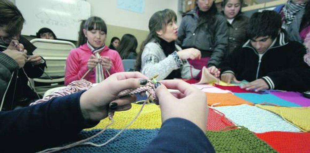 Tejen hasta con lapiceras para  ayudar a personas carenciadas