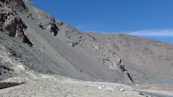 Debieron hacer un desvío en el ingreso a Calingasta porque la tormenta cortó la ruta