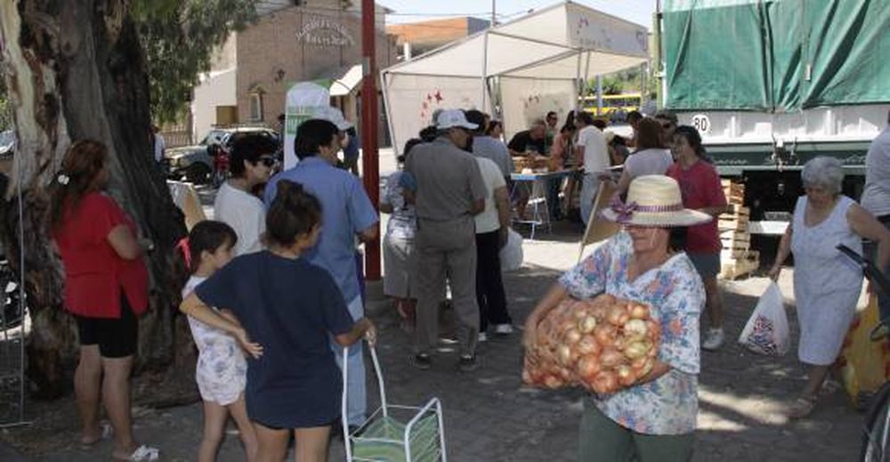 En cinco horas se agotó el  camión de verdura barata