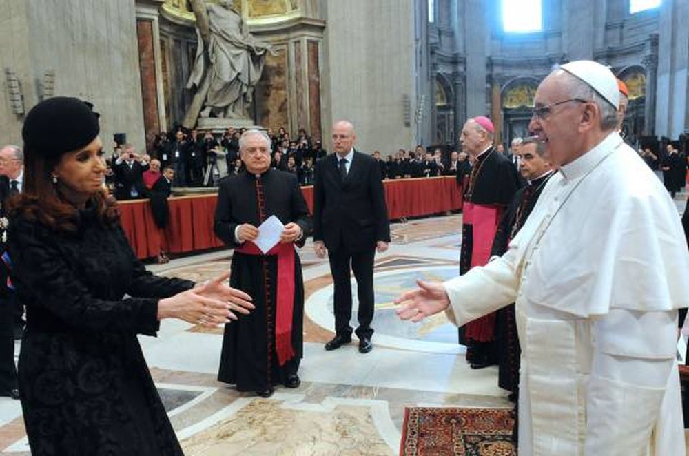 Emoción y lágrimas  de CFK en el saludo