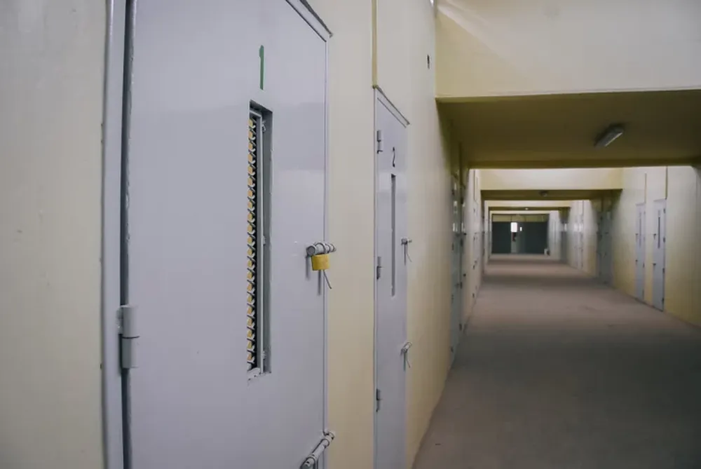 Le fracturaron el maxilar a un reo de un fierrazo