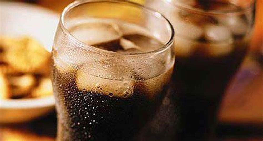 Se tomó una botella de gaseosa entera en 10 minutos y murió