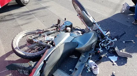 Una motociclista sufrió una fractura tras chocar con una camioneta