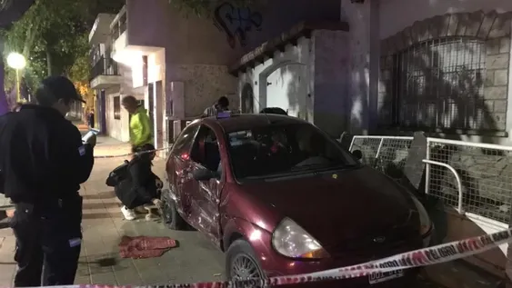 Perdió el control, chocó de lleno contra un árbol e increíblemente no sufrió lesiones