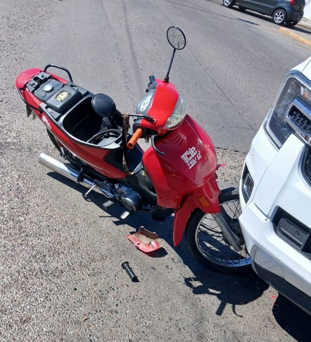 Choque entre una camioneta y una moto en Santa Lucía: una mujer sufrió fractura en su pierna