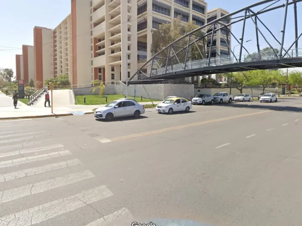 Una nena de 3 años se soltó de la mano de su papá, cruzó la calle y la atropelló un auto