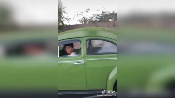 Quería tener aire acondicionado en el auto y tuvo una idea muy original