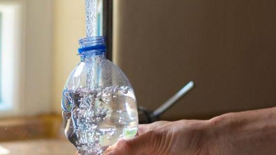 Consejos útiles para limpiar correctamente tus botellas con agua