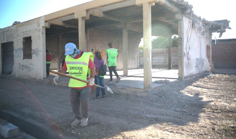 La Municipalidad de Rivadavia construirá un SUM y un espacio para juegos en el Barrio Aramburu para reemplazar los antiguos locales comerciales que están en ruina.