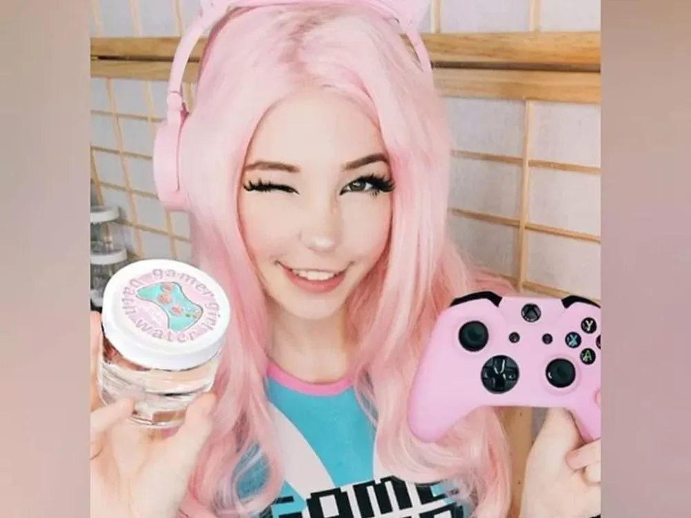 Una cosplayer vendió el agua con la que se bañó a 30 dólares la botella