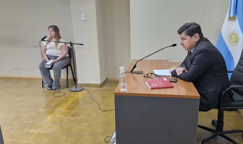 La acusada nuevamente frente al juez de la causa, Roberto Montilla.